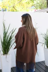 Saco abierto de color chocolate, con mangas tres cuartos y detalle de flecos en el ruedo inferior.