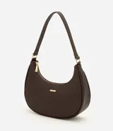 Cartera baguette de cuero sintético marrón, con cierre de cremallera, asa ajustable y detalles metálicos en tono dorado claro.