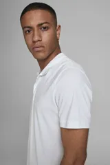 Chomba de piqué color blanco, de corte slim fit, manga corta y cuello camisero con cierre frontal de botones.