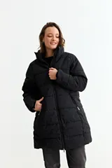 Campera puffer larga de color negro, con cuello alto, cierre frontal completo y bolsillos laterales con cierre.