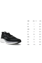 Championes deportivos Umbro Vanta de color negro con suela blanca y detalles en gris.
