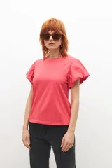 Remera fucsia de algodón con mangas cortas abullonadas.