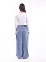 Remera negra de manga larga con escote en V y estampa frontal blanca con diseño de soles y la frase 'Woke Up'.