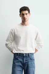 Camiseta de manga larga con corte relajado, confeccionada en tejido de algodón de peso medio, con cuello redondo acabado en rib.