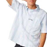 Camisa de manga corta con diseño a rayas verticales en tonos celeste y blanco, cuello camisero, cierre frontal de botones y bolsillo en el pecho con logo bordado.