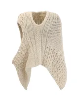 Poncho tejido a mano en lana merino color crudo, con capucha, cuello alto y flecos.