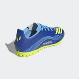 Championes de fútbol Adidas F50 Messi Club, color azul con detalles en amarillo.