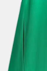 Vestido corto camisero de la ZW Collection de Zara, confeccionado en hilatura de algodón de color verde. Presenta cuello solapa, manga corta, diseño en línea evasé y cierre frontal con botones.