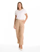 Pantalon de corte relajado color beige, con cintura plana en el frente y elástica en la parte posterior. Presenta pierna de corte recto, bolsillos laterales diagonales y bolsillos traseros simulados.