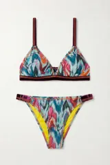 Conjunto de bikini azul con tirantes y detalles de banda estampada multicolor, y forro interior en tono verde lima.