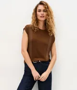 Blusa de manga corta con diseño recto y cuello redondo. Presenta detalles de pespuntes verticales en contraste en el frente y un acabado sin sisa.
