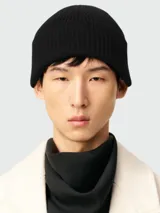 Gorro tipo beanie de lana en color negro, con diseño de punto acanalado y vuelta en el borde.