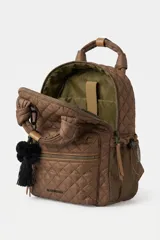 Mochila matelaseada de color marrón, con diseño acolchado de rombos, asas superiores con nudos y detalles en tono tostado. Cuenta con un bolsillo frontal con cierre, bolsillos laterales de red y un llavero decorativo con pompones y borla negra.