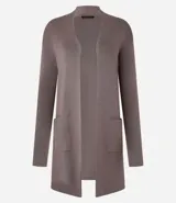 Cárdigan largo de punto color rojo con bolsillos delanteros.