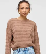 Blusa de punto ligero color beige, con diseño de rayas horizontales texturizadas, cuello redondo, mangas largas y terminaciones acanaladas en puños y ruedo.