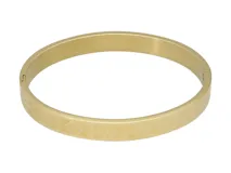 Esclava rígida de acero con baño de oro, con diseño de flores grabadas en toda su superficie.