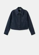 Chaqueta corta de denim en color azul oscuro, con cuello clásico, cierre frontal con botones, mangas largas y un bolsillo aplicado en el pecho.