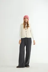 Pantalón de corte amplio y tiro alto, color gris oscuro, con costuras verticales decorativas en el frente y cintura elástica con cordón ajustable.