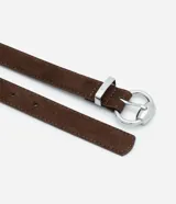 Kit de dos cinturones femeninos de anchura fina, confeccionados en material sintético efecto gamuza. Cuentan con hebilla metálica plateada, trabillas reforzadas y perforaciones para ajuste.