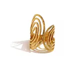 Anillo dorado con diseño espiralado y textura martillada, fabricado en acero quirúrgico con baño de oro.
