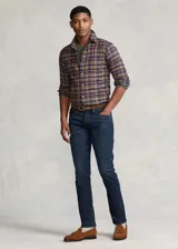 Jean de corte recto color azul oscuro, con cintura media y ajuste slim.