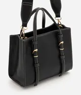Cartera satchel mediana de color negro, confeccionada en poliuretano con costuras visibles en contraste. Cuenta con asas de mano fijas, tiras decorativas frontales con hebillas metálicas doradas y una correa larga desmontable de tela.