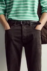 Cinturón de cuero negro con efecto vintage, diseñado en colaboración con Aaron Levine para Zara. Cuenta con una hebilla metálica de metal envejecido con pasador a juego.
