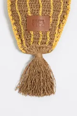 Bolso de mano de estructura blanda con asa de mano. Presenta etiqueta logotipada, acabados metálicos y cierre ajustable. Diseño a rayas verticales blancas y azules.