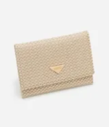 Billetera femenina tipo sobre, pequeña, color beige, con efecto trenzado (tressê) y cierre de botón a presión. Incluye separadores internos y un logo metálico dorado de la marca Satinato en el frente.