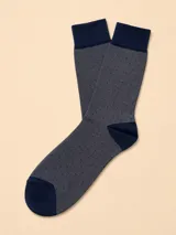 Medias de algodón en color gris con estampado de pequeños puntos y detalles en azul marino en puntera, talón y puño.