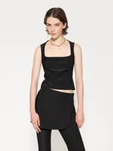 Top negro de lycra con fit entallado, escote cuadrado y espalda descubierta.