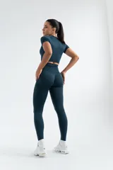 Calza negra de tiro alto con frunce en la parte trasera.