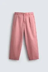 Pantalón relaxed fit color rosado, confeccionado en tejido de algodón con efecto lavado. Presenta pliegues frontales, bolsillos delanteros y bolsillos traseros de vivo. Cierre frontal con cremallera y botón.