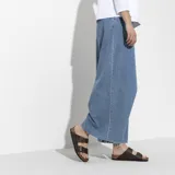 Sandalias Birkenstock modelo Arizona con dos correas ajustables con hebillas metálicas. Presentan una plantilla anatómica de corcho y ante, con suela de EVA y material superior Birko-Flor en color marrón oscuro.