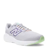 Championes de running New Balance modelo Course 413 V3, color gris con detalles en violeta, naranja y suela verde menta. Presentan capellada de malla transpirable, entresuela acolchada y cierre con cordones.