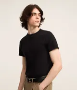 Remera de corte muscle fit, manga corta y cuello redondo, confeccionada en tejido de ribana con textura acanalada.