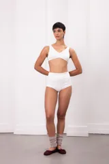 Culotte de tiro alto confeccionado en algodón con doble tela y diseño sin elásticos, ofreciendo un calce suave y cómodo.