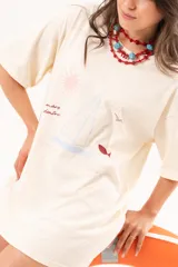 Remerón oversize de algodón color manteca, con mangas cortas y estampa exclusiva temática marina en el frente.
