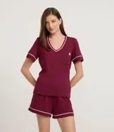 Conjunto de pijama Lov compuesto por una blusa de manga corta con escote en V y un short con cintura elástica. Ambas prendas presentan detalles de biés en color blanco que contrastan con el tono bordó del conjunto.