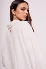 Camisa oversize color crudo confeccionada en lino y viscosa, de manga larga con puños abotonados y cuello clásico.