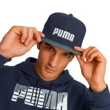 Gorra Puma Flatbrim azul marino con visera gris y logo Puma bordado en blanco en el frente.