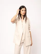 Blazer oversized color beige de corte recto, confeccionado en tela con lino.