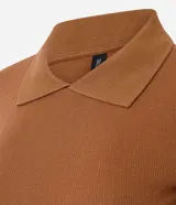 Blusa polo beige de manga corta, confeccionada en tejido canelado de rib de algodón con elastano, que proporciona un ajuste cómodo y una caída ajustada.