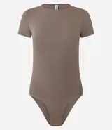 Body de cuello redondo y manga corta, confeccionado en tejido de poliamida con elastano. Presenta un diseño liso y ajustado al cuerpo con cierre en la entrepierna.