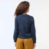 Cárdigan de punto azul marino con cuello redondo, manga larga y cierre frontal con botones dorados.