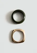 Pack de dos pulseras rígidas, una de resina verde oscura y otra metálica dorada de diseño cuadrado.