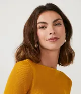 Blusa de punto acanalada color marfil, con cuello barco y mangas cortas, de corte ajustado al cuerpo de la marca Marfinno.