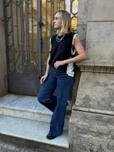 Pantalón de jean estilo wide leg con diseño de paneles y costuras visibles en contraste. Presenta un corte amplio y tiro alto, confeccionado en denim con elasticidad.