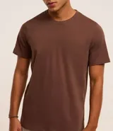 Remera básica de hombre con cuello redondo y mangas cortas, confeccionada en algodón. Presenta un corte regular que se ajusta de forma anatómica al cuerpo.