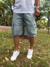 Bermuda cargo de jean estilo super baggy en color celeste lavado, con amplios bolsillos laterales con solapa.
